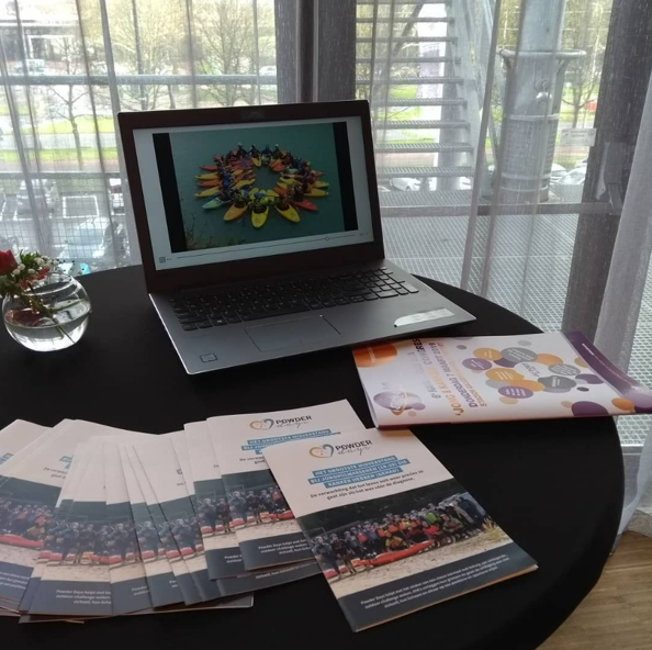Breng flyers rond in ziekenhuizen voor Powder Days